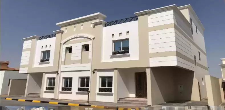 Жилой Готовая недвижимость 5 спален Ж/Ж Вилла в комплексе  в аренду в Доха #11903 - 1  image 